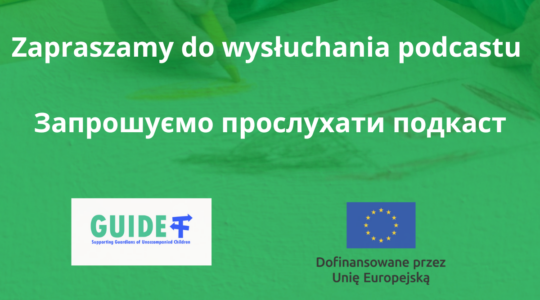 Grafika na pomarańczowym i zielonym tle, z półprzezroczystym zdjęciem dziewczynki rysującej domek na kartce. Na grafice także logotyp podcastu Euroczajld, z napisem "ze euroczajld podkast", poniżej tytuł: "Zapraszamy do wysłuchania podkastu". Tytuł zapisany jest w języku polskim i ukraińskim. Na grafice są także logotypy Gajd i Unii Europejskiej.