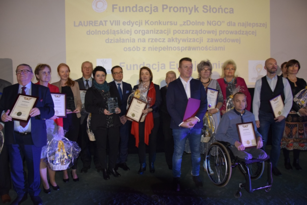 Laureaci konkursu "zDolne NGO" pozują do zdjęcia w czasie gali. Wśród nich są Piotr Kuźniak i Magdalena Stempska z Fundacji Imago.