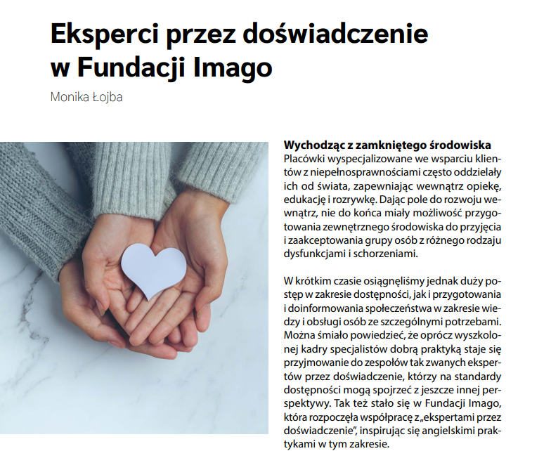 Zrzut ekranu z artykułem autorstwa Moniki Łojby pod tytułem "Eksperci przez doświadczenie w Fundacji Imago". Obok tekstu zdjęcie mniejszych dłoni ułożonych na większych dłoniach. Mniejsze dłonie trzymają, prawdopodobnie wycięte z papieru, serce.