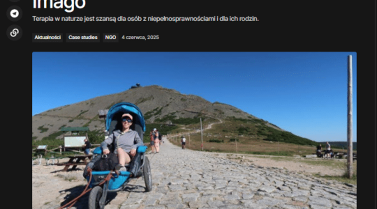 Printskin z artykułu z tytułem "Na ścieżce przygody z Fundacją Imago. Terapia w naturze jest szansą dla osób z niepełnosprawnościami i dla ich rodzin". Pod tytułem - zdjęcie Mai Grabowskiej na tle Śnieżki. To jedna z osób korzystających z oferty BAZY. Maja siedzi z wózku przystosowanym do wycieczek górskich dla osób z niepełnosprawnościami.
