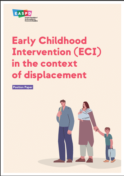 Okładka publikacji w języku angielskim, poświęconej wczesnemu wspomaganiu rozwoju dzieci w kontekście przymusowej zmiany miejsca zamieszkania. Na okładce umieszczono rysunek przedstawiający kobietę, mężczyznę i dwoje dzieci. Kobieta trzyma jedno dziecko za rękę, a drugie jest niesione w chuście. Na okładce jest także logotyp projektu ECDUR ((Europejskiego Stowarzyszenia Dostawców Usług dla Osób z Niepełnosprawnościami).