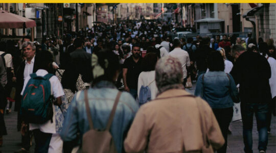 Grafika z logotypami projektu Gajd i Unii Europejskiej, z napisem: "Kręgi wsparcia: Integracja kulturowa" w języku polskim i ukraińskim. Na zdjęciu jest także zdjęcie dużej ulicy z tłumem ludzi.