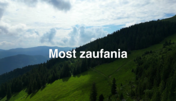 Zdjęcie górskiego krajobrazu z białym napisem: Most zaufania.
