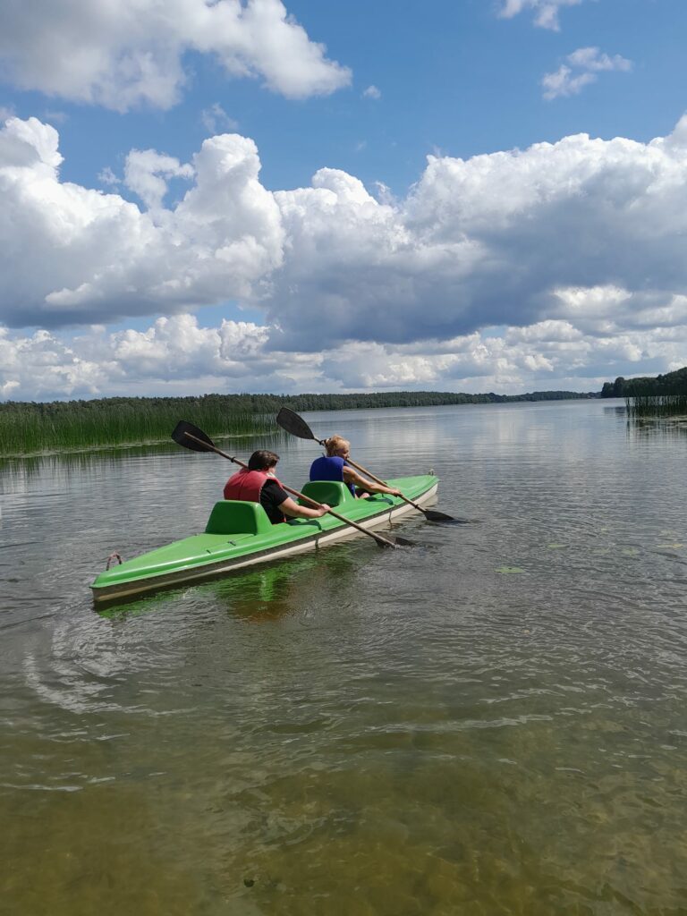 Dwie osoby płyną kajakiem.