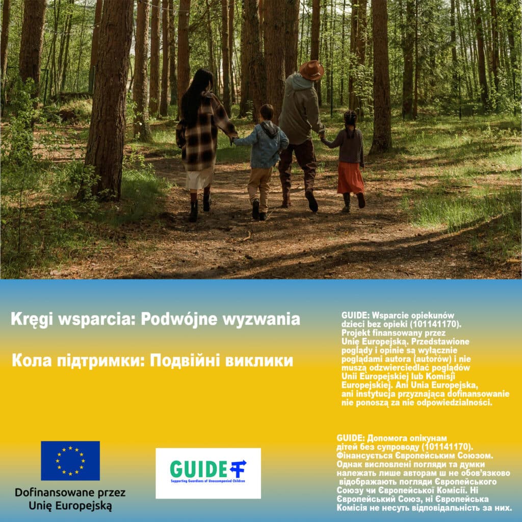 Grafika promująca projekt Gajd. Na środku zdjęcie przedstawiające rodzinę – kobietę, mężczyznę i dwoje dzieci – widoczni są od tyłu, spacerują razem po leśnej drodze w słoneczny dzień. Scena sugeruje wspólny czas, więź rodzinną i wyzwania związane z opieką nad dziećmi.
Na dole grafiki widnieje hasło w języku polskim i ukraińskim: „Kręgi wsparcia: Podwójne wyzwania”ю W lewym dolnym rogu znajdują się logotyp Unii Europejskiej z informacją „Dofinansowane przez Unię Europejską” oraz logo projektu Gajd. Na niebiesko-żółtym tle umieszczono szczegółowe informacje o projekcie w języku polskim i ukraińskim.