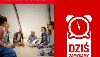 Zdjęcie grupy uśmiechniętych osób siedzących w kółku po turecku na podłodze w sali, wygląda na to, że biorą udział w warsztatach. Napisy na grafice: "bezpłatne szkolenia dla NGO w Opolu", "mam tę moc", "zapisz się teraz", "dziś zamykamy zapisy".