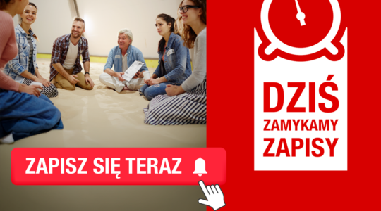 Zdjęcie grupy uśmiechniętych osób siedzących w kółku po turecku na podłodze w sali, wygląda na to, że biorą udział w warsztatach. Napisy na grafice: "bezpłatne szkolenia dla NGO w Opolu", "mam tę moc", "zapisz się teraz", "dziś zamykamy zapisy".