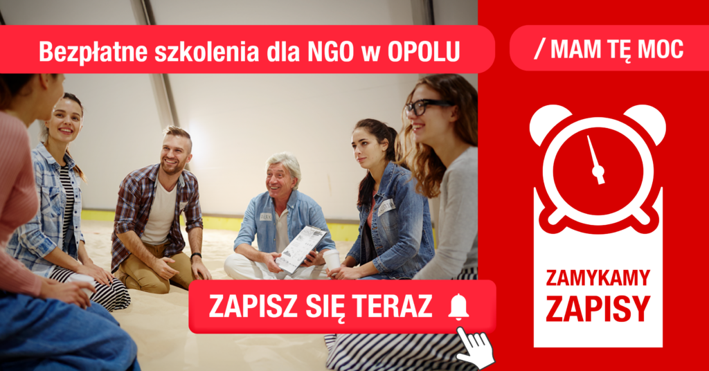 Zdjęcie grupy uśmiechniętych osób siedzących w kółku po turecku na podłodze w sali, wygląda na to, że biorą udział w warsztatach. Napisy na grafice: "bezpłatne szkolenia dla NGO w Opolu", "mam tę moc", "zapisz się teraz", "zamykamy zapisy".
